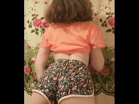 ❤️ Nena jove sexy despullant-se els pantalons curts davant la càmera ☑ Porno a nosaltres ❌️❤