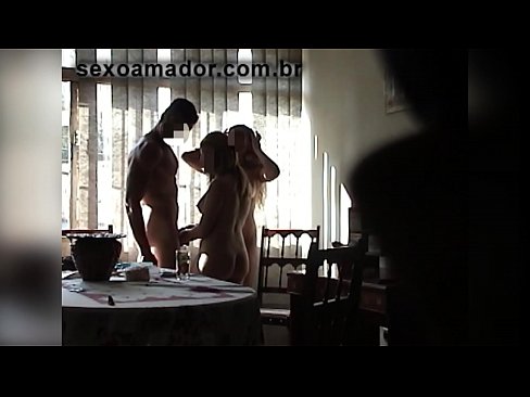 ❤️ Els amics sexuals conviden un home gegant i un trio amb ell ☑ Porno a nosaltres ❌️❤