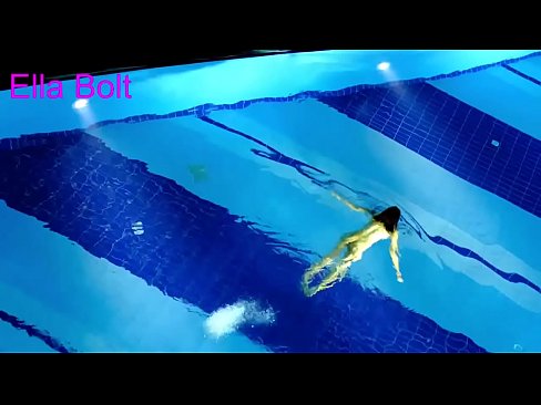 ❤️ No puc parar de mirar-la, jove rossa presa nedant nua a la piscina del complex ELLA BOLT ☑ Porno a nosaltres ❌️❤
