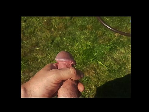 ❤️ Una guapa calenta es folla el seu cony rosa i es corre amb un esquitxat en un jardí d'estiu ☑ Porno a nosaltres ❌️❤