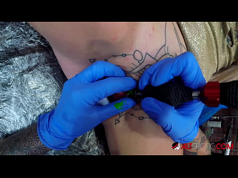 ❤️ La bomba Sully Savage, molt tatuada, es va tatuar al clítoris ☑ Porno a nosaltres ❌️❤
