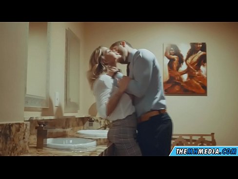 ❤️ Quan una rossa tetona et sedueix en un lavabo públic ☑ Porno a nosaltres ❌️❤